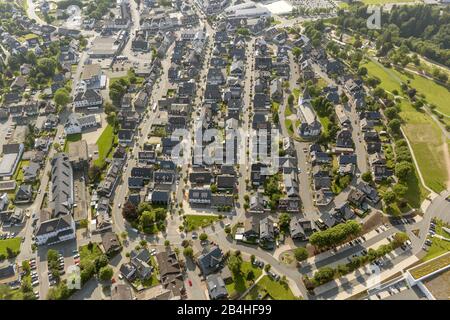 , Innenstadt zu Winterberg mit St. Jakobus-Kirche, 09.07.2013, Luftbild, Deutschland, Nordrhein-Westfalen, Sauerland, Winterberg Stockfoto