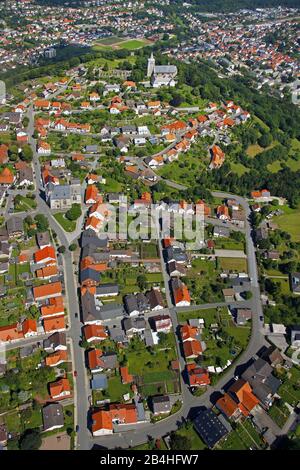 , Obermarsberg mit Kirche St. Petrus und Paulus und Kirche Nikolai, 27.06.2011, Luftbild, Deutschland, Nordrhein-Westfalen, Sauerland, Marsberg Stockfoto