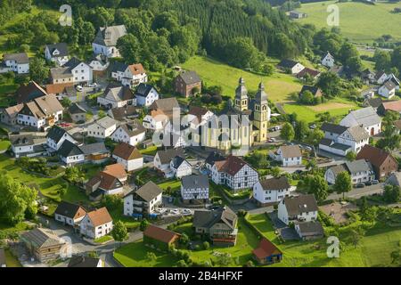 , Kirche St. Maria Magdalena (Padberger Dom) in Padberg, 09.07.2013, Luftbild, Deutschland, Nordrhein-Westfalen, Sauerland, Marsberg Stockfoto