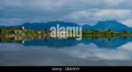 Hopfensee, hinter Hopfen am See und Ammergauer Alpen, bei Füssen, Ostallbräu, Allgäuer, Bayern, Deutschland, Europa Stockfoto