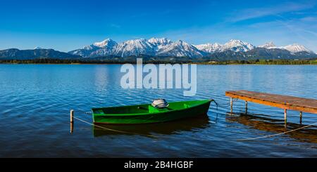 Grünes Ruderboot, Hopfensee, Hopfen am See, bei Füssen, Ostallbräu, Allgäuer, Bayern, Deutschland, Europa Stockfoto