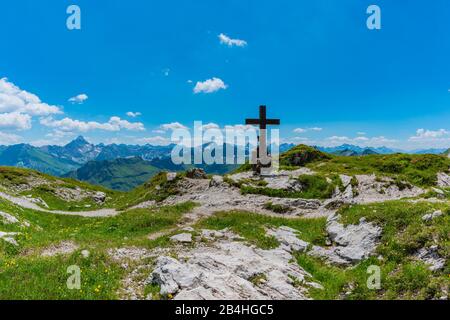 Bergkreuz, Koblat am Laufbichelsee, hinter dem Hochvogel, 2592 m, Allgäuer Alpen, Allgäuer, Bayern, Deutschland, Europa Stockfoto