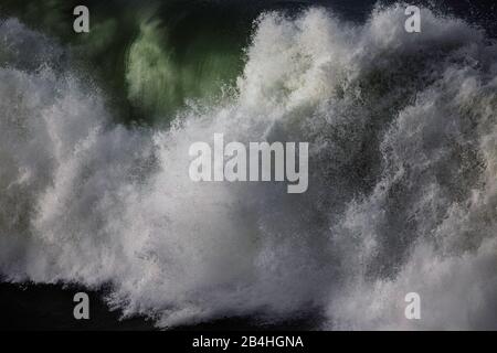 Eine große Welle explodiert auf dem Baskenland von Spanien. Stockfoto