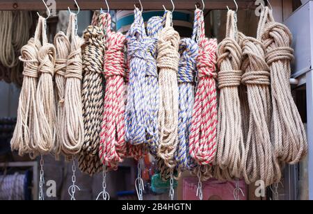 Seile in verschiedenen Farben und Varianten erhältlich. Vor dem Laden fotografiert. Stockfoto