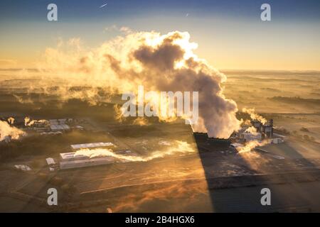 Sonnenaufgang über dem Trianel Kraftwerk Hamm-Uentrop im Morgennebel, 11.12.2013, Luftbild, Deutschland, Nordrhein-Westfalen, Ruhrgebiet, Hamm Stockfoto