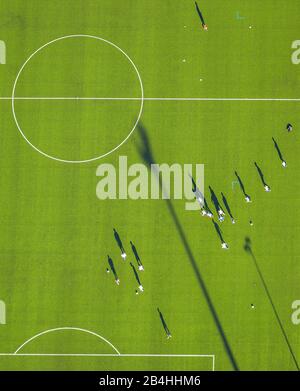 , Fußballtraining der Fußballplatz des Gustav Hoffmann Stadions in Kleve, Luftbild, Deutschland, Nordrhein-Westfalen, Cleves Stockfoto