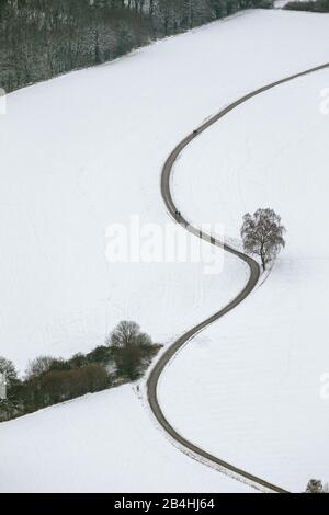 , Amblers an einer kleinen Landstraße in den Bergen, 18.01.2013, Luftbild, Deutschland, Nordrhein-Westfalen, Ruhrgebiet, Hattingen Stockfoto