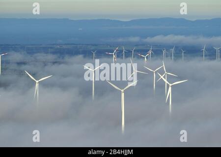 , Windturbinen aus einer Nebelschicht, Luftbild , Deutschland, Nordrhein-Westfalen, Sauerland, Marsberg Stockfoto