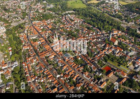 , Blick auf Lemgo mit den Kirchen St. Nicolai und St. Marien, 27.06.2011, Luftbild, Deutschland, Nordrhein-Westfalen, Ostwestfalen, Lemgo Stockfoto