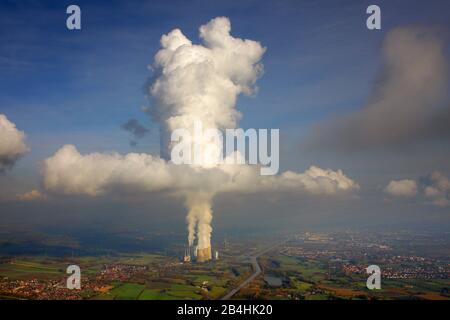 Kreuzbildende Wolke mit Temperaturumkehr mit Umkehrung über dem Gersteinwerk Werne-Stockum, 29.10.2008, Luftaufnahme, Deutschland, Nordrhein-Westfalen, Ruhrgebiet, Werne Stockfoto