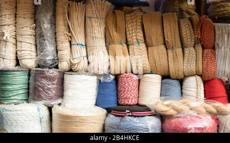 Seile in verschiedenen Farben und Varianten erhältlich. Vor dem Laden fotografiert. Stockfoto