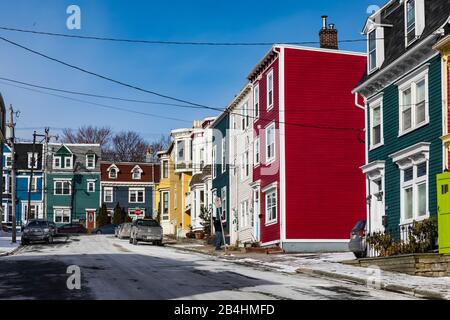 Einige der historischen Reihenhäuser der Jellybean Row in St. John's, Neufundland, Kanada [keine Eigentumsfreigaben; nur für redaktionelle Lizenzierung verfügbar] Stockfoto