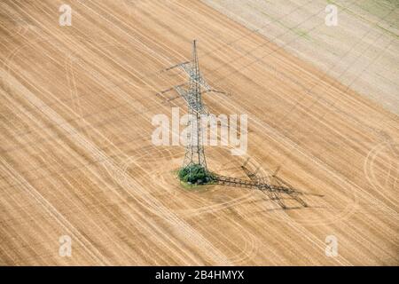 Lufttaufnahme von einem Stromast auf abgehetem Getreidefeld Stockfoto