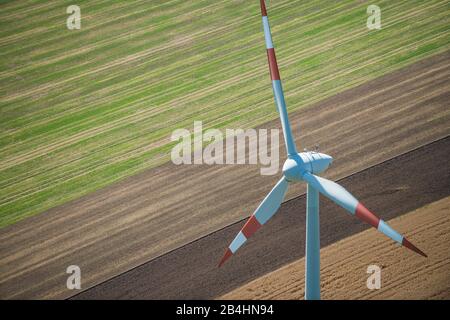 Lufttaufnahme eines Windrades auf landwirtsschützten Feldern und Äckern Stockfoto