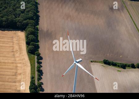 Lufttaufnahme eines Windrades auf landwirtsschützten Feldern und Äckern Stockfoto