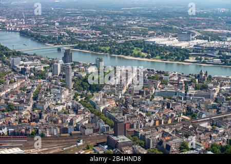 Luftbild der Stadt Köln mit dem Rhein Stockfoto