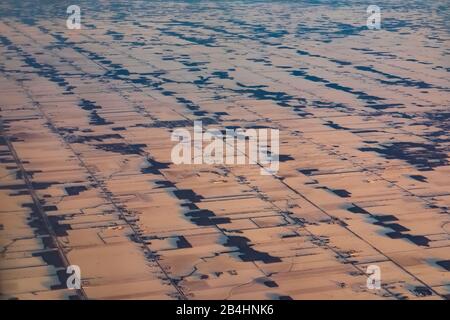 Fliegen Sie mit dem Flugzeug über Ackerland und Holzflächen von Grand Rapids, Michigan, nach Toronto, Kanada, im Winter, USA Stockfoto