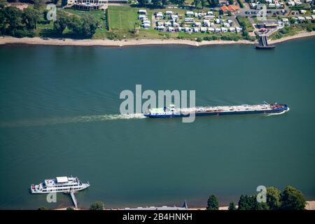 Luftbild eines Frachtschiffs auf dem Rhein bei Köln Stockfoto