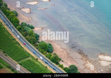 Luftbild des flachen Rheinufers in den Weinbergen und Stau an einer Landstraße Stockfoto