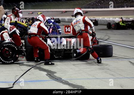 Newton Iowa, 20. Juli 2019: 14 Tony Kanaan Crew Pit stoppen Treibstoff und Reifen während des Iowa 300 Indycar Rennens. Stockfoto