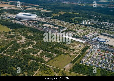 Luftbild vom Münchner Fröttmaning mit Allianzarena im Hintergrund Stockfoto