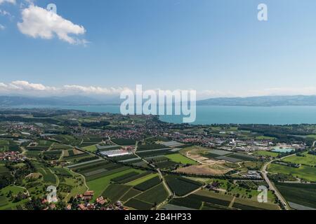 Lufttaufnahme einer Landschaft am Bodensee mit Wäldern, Obstplantagen, Dörfern und dem Bodensee im Hintergrund Stockfoto