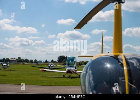 Sportflugzeug, auf einem kleinen Flugplatz, Hubschrauber Stockfoto