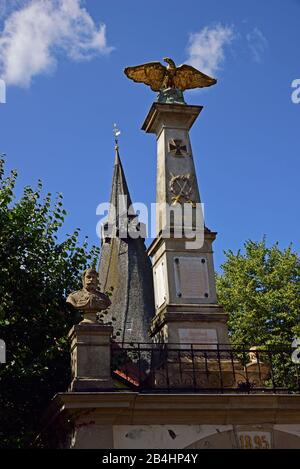 Europa, Deutschland, Niedersachsen, Altes Land bei Hamburg, Metropolregion Hamburg, Jork-Estebrudge, evangelische St. Martinskirche, erbaut 1702, Kriegsdenkmal 1870-1871 vor der Kirche, Stockfoto