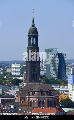 Europa, Deutschland, Hamburg, Stadt, Blick von oben auf St. Michaelskirche und Tanztürme, St. Pauli, Stockfoto