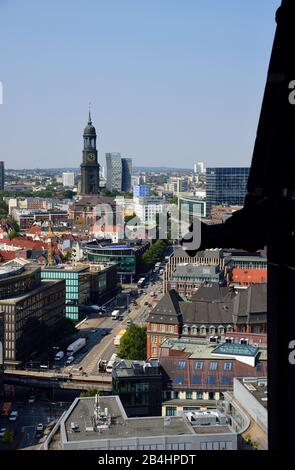 Europa, Deutschland, Hamburg, Stadt, Ludwig Erhard-Str, Blick von Kirchtumr St. Nikolai auf die Ludwig Erhard-Str. und die Michaelskirche, Stockfoto