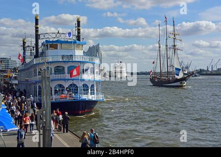 Europa, Deutschland, Hansestadt Hamburg, Elbe, Elbphilharmonie, Glasfassade, Hafenrundfahrt mit Hafenfähre, viele Touristen, Passagierschiff Europa am Überseebrücke, Raddampfer Louisiana Star, Stockfoto