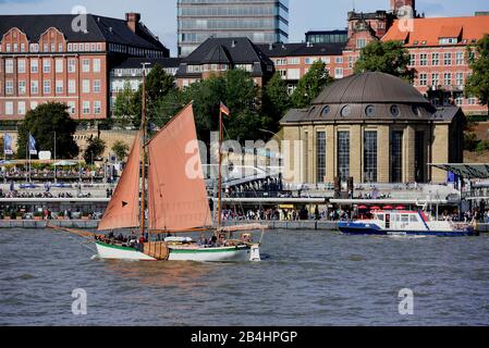 Europa, Deutschland, Hansestadt Hamburg, St. Pauli, Landungsbrücken, Elbe, Blick über die Elbe bei Skyline, Kuppelalter Elbtunnel, Flachboot-Boot, Stockfoto