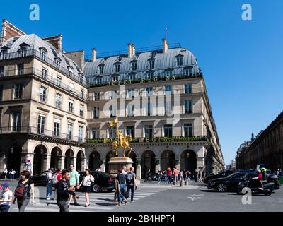 Goldene Reiterstatue der Johanna von Orleans vor dem Hotel Regina, Paris, Frankreich, Europa Stockfoto