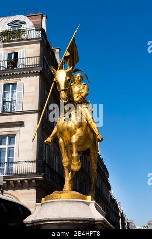 Goldene Reiterstatue der Johanna von Orleans vor dem Hotel Regina, Paris, Frankreich, Europa Stockfoto