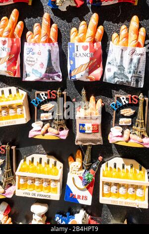 Typische Pins, französische Souvenirs, Paris, Frankreich, Europa Stockfoto