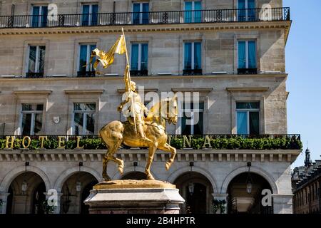 Goldene Reiterstatue der Johanna von Orleans vor dem Hotel Regina, Paris, Frankreich, Europa Stockfoto