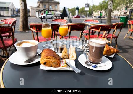 Köstliches Frühstück auf einem Bistrotisch im Café des Beamten im 7. Arrodissement, Paris, Frankreich, Europa Stockfoto