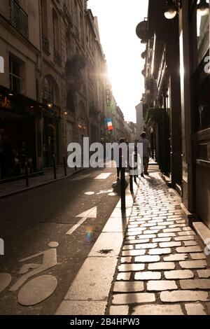 Straßenszene mit Passanten in eklatanter Beleuchtung, Paris, Frankreich, Europa Stockfoto