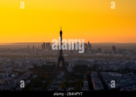 Der Eiffelturm bei Abenddämmerung vor der Pariser Skyline vom Hochhaus Tour de Montparnasse aus gesenen, Paris, Frankreich, Europa Stockfoto
