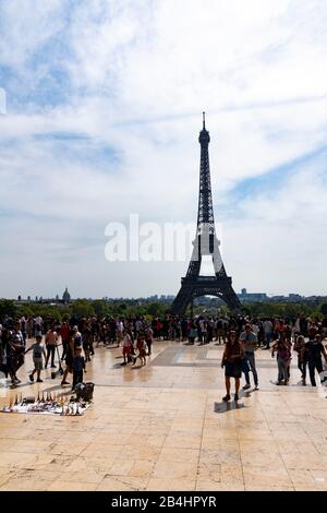 Touristen auf der Esplanade du Trocadéro vor dem Eiffelturm, Paris, Frankreich, Europa Stockfoto