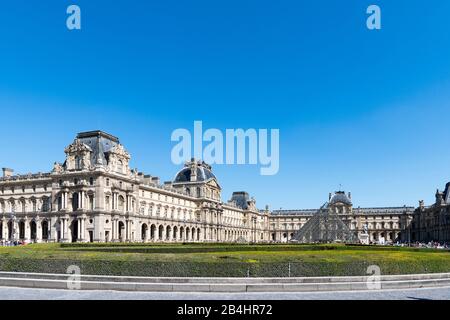 Das Musée du Louvre mit Place du Carrousel und der Glaspyramide, Paris, Frankreich, Europa Stockfoto