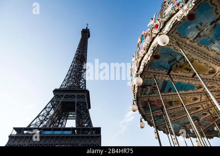Altes, historisches, buntes Kinderkarussell mit Eiffelturm, Paris, Frankreich, Europa Stockfoto