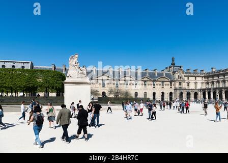 Touristen vor der allegorischen Statue des siegreichen Frankreich und dem Musée du Louvre, Paris, Frankreich, Europa Stockfoto