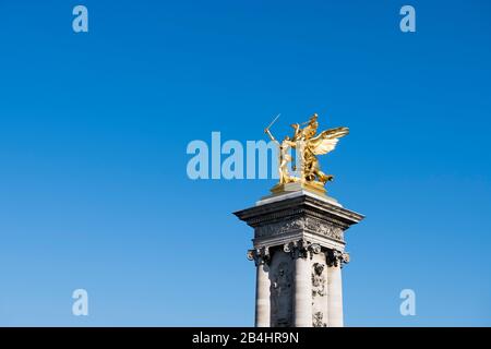 Die Pegasus-Statue La Statue Pégase tenu par la Renommée de la guerre auf einem der Pylone der Brücke Pont Alexandre III, Paris, Frankreich, Europa Stockfoto