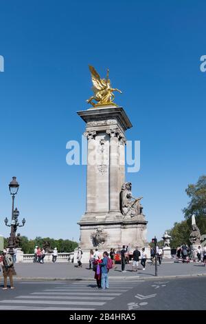 Die Pegasus-Statue La Statue Pégase tenu par la Renommée de la guerre von Bildhauers Léopold Steiner auf einem der Pylone der Brücke Pont Alexandre III Stockfoto