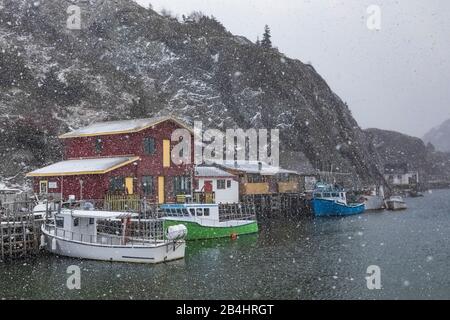 Schnee fällt auf das bunte Fischerdorf Quidi Vidi, St. John's, Neufundland, Kanada [keine Eigentumsfreigaben; für redaktionelle Lizenzierung verfügbar Stockfoto