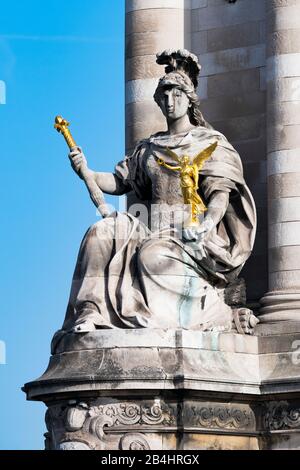 Die Statue La France sous Louis XVI von Laurent Marqueste mit vergoldetem Zepter und Engel vor der Brücke Pont Alexandre III, Paris, Frankreich, Europa Stockfoto