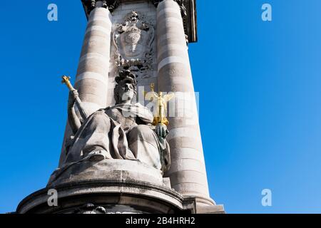 Die Statue La France sous Louis XVI von Laurent Marqueste mit Zepter und Engel auf einem der Pylone vor der Brücke Pont Alexandre III, Paris, Frankrei Stockfoto