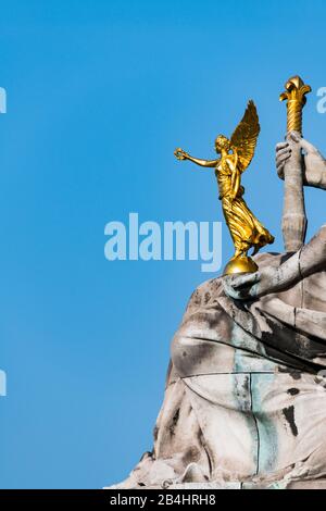 Die Statue La France sous Louis XVI von Laurent Marqueste mit vergoldetem Zepter und Engel vor der Brücke Pont Alexandre III, Paris, Frankreich, Europa Stockfoto