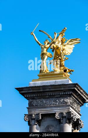 Die Pegasus-Statue La Statue Pégase tenu par la Renommée de la guerre auf einem der Pylone der Brücke Pont Alexandre III, Paris, Frankreich, Europa Stockfoto